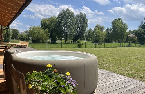 Hartkirchen Apartamento | Modern chalet with whirlpool