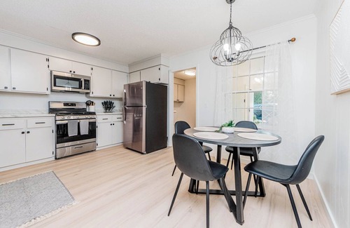 Perry Casa | Modern Charm at The Jade House, Fenced Yard, Fast Wifi