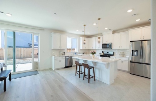 Folsom Casa | Modern Charming 4BR Home: Family Friendly, Office Space, Fast WiFi, Free Parking