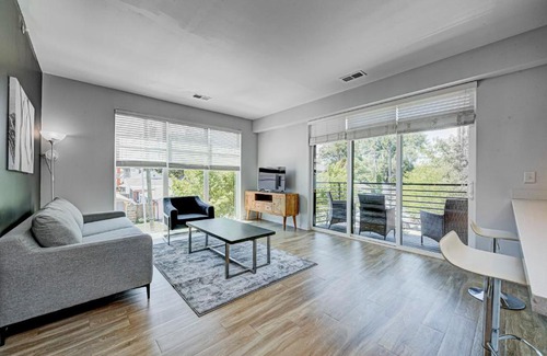 Fountain Square Apartamento | Modern Chic 2 BR w Free Garage Parking by Stay Gia