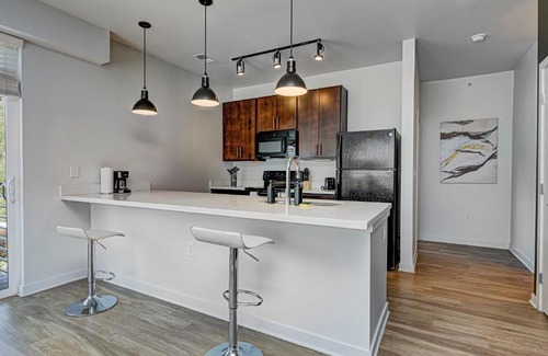 Fountain Square Apartamento | Modern Chic 2 BR w Free Garage Parking by Stay Gia