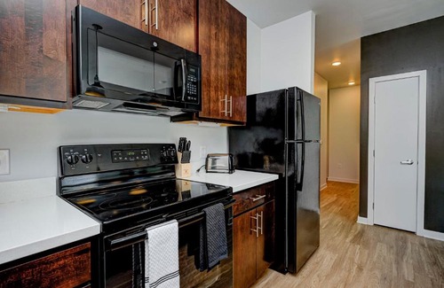 Fountain Square Apartamento | Modern Chic 2 BR w Free Garage Parking by Stay Gia