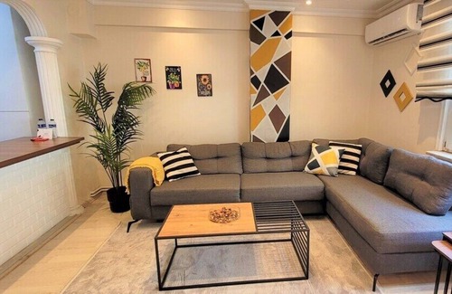 Avcilar Apartamento | The apartment is spacious and naturally lighted on the Ground floor