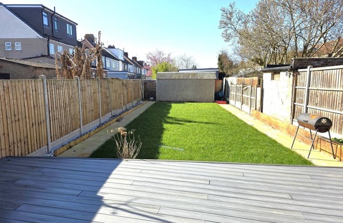 Havering Casa | Modern Chic: 3-Bed Retreat in Chadwell Heath