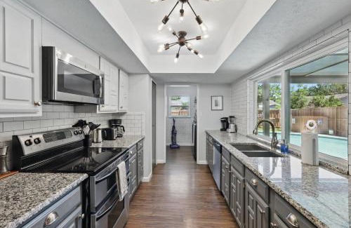 Northeast Carrollton Casa | Modern & Chic 4BD,2BA - Pool, Hot Tub, BBQ Grill