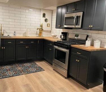 Pittsburgh Apartamento | Modern & Chic XL Studio w EZ City Airport Access