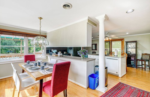 Clarence Apartamento | Modern Clarence Home on Main Street!