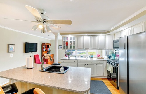 Clarence Apartamento | Modern Clarence Home on Main Street!