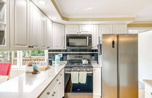 Clarence Apartamento | Modern Clarence Home on Main Street!