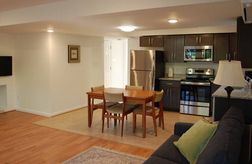 Potomac Apartamento | Apto diseñado por el arquitecto, entrada privada, jardín, estacionamiento, ubicación conveniente