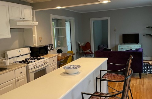 Kenwood Casa | Modern Coach House 2BR/1BA/Den in Hyde Park/ Kenwood, walk to U of C & Lakefront