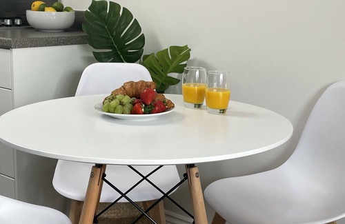 Ashby Woulds Casa | Modern coach house with free parking & wifi