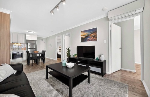 Rockingham Apartamento | Modern Coastal Retreat 2BR Apt in Rockingham
