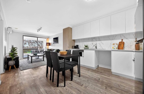 Rockingham Apartamento | Modern Coastal Retreat 2BR Apt in Rockingham
