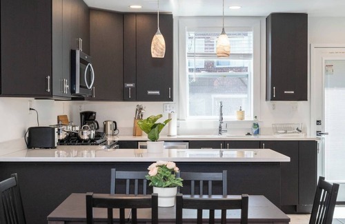 Potomac West Casa | Modern Colonial 3BR/2BA House | 5m to DC & DCA, by CozySuites