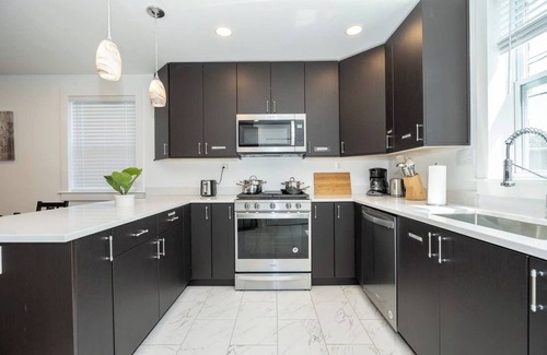 Potomac West Casa | Modern Colonial 3BR/2BA House | 5m to DC & DCA, by CozySuites