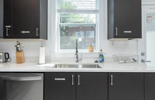Potomac West Casa | Modern Colonial 3BR/2BA House | 5m to DC & DCA, by CozySuites