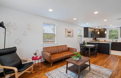Potomac West Casa | Modern Colonial 3BR/2BA House | 5m to DC & DCA, by CozySuites
