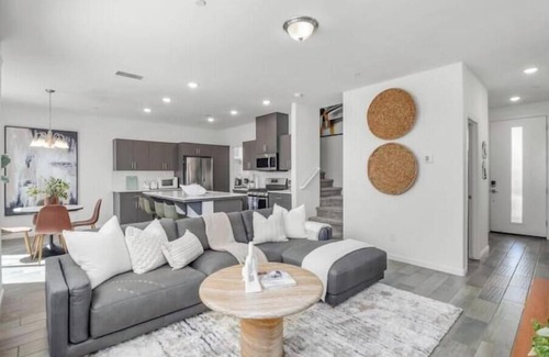Clovis Casa | Modern Comfort: Clovis Corner Edition