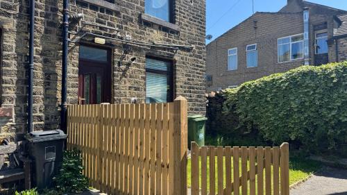 Meltham Casa | Modern Comfort for 5 Relax, Stay & Explore