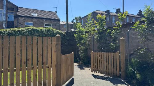 Meltham Casa | Modern Comfort for 5 Relax, Stay & Explore