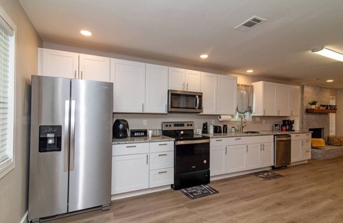 Little Rock Casa | Modern Comfort Meets Serenity: Newly Remodeled 3BR Home in Pecan Lake