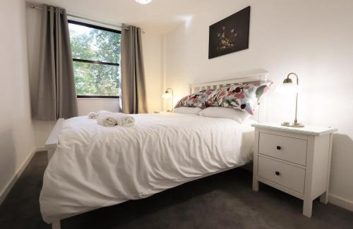 Taunton Apartamento | Modern Comfort Near Castle St with WiFi & Parking!