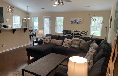 Charlotte Casa | Modern Comfort Relax Ready - No Smoking or Pets allowed