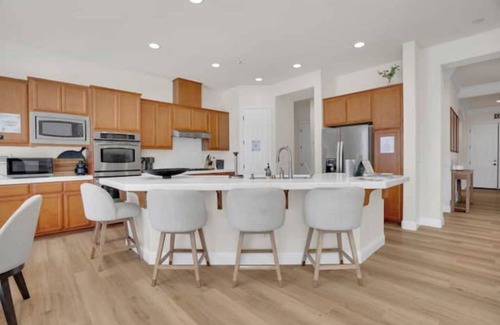 Brentwood Casa | Modern Comfort: Rose Garden Edition