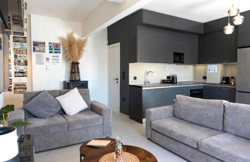 Vardaris Apartamento | Modern Comfort with Balcony & City View in Apartment Steps from Metro