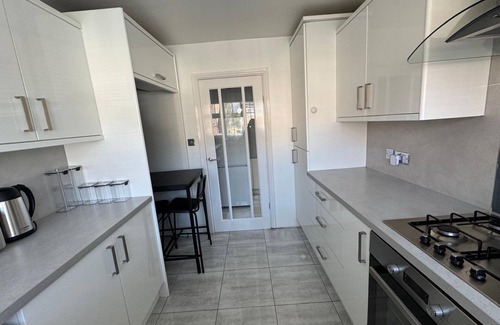 Sheffield Casa | Modern, comfortable home close shopping and entertainment venues