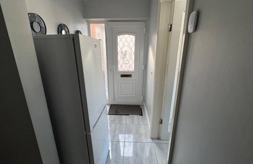 Sheffield Casa | Modern, comfortable home close shopping and entertainment venues