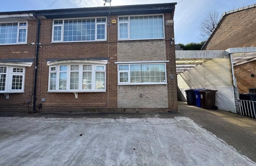 Sheffield Casa | Modern, comfortable home close shopping and entertainment venues