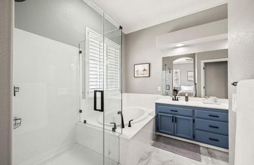 Lincoln Casa | Modern & Comfortable with Luxury Master Suite