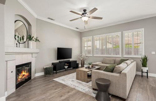 Lincoln Casa | Modern & Comfortable with Luxury Master Suite