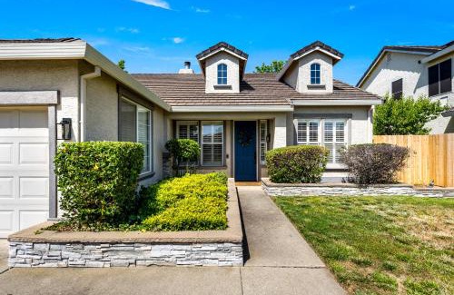 Lincoln Casa | Modern & Comfortable with Luxury Master Suite