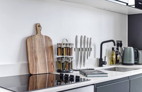 Fortis Green Apartamento | Modern Comforts 2 BD Flat - Sleeps 5