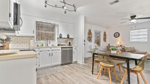 Fortson Casa | Modern & Comfy ~ 15mins to Downtown ~ Queen Beds!