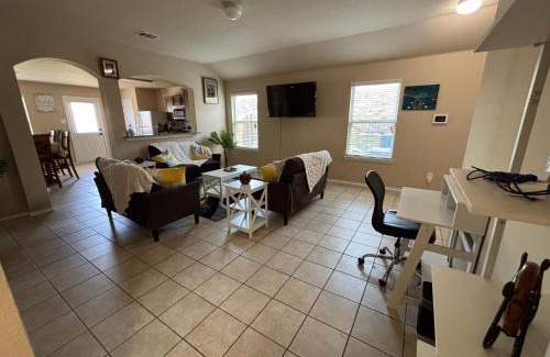 Princeton Casa | Modern & Comfy 4-Bedroom Home with King Bed, Workspace, & Fast Wi-Fi