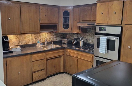 Canarsie Casa | Modern & Comfy ~ 5* Location ~ King Bed ~ Parking!