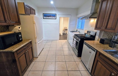 South Wrigley Casa | Modern Comfy Gem: 5 star Location, with Yard & Parking