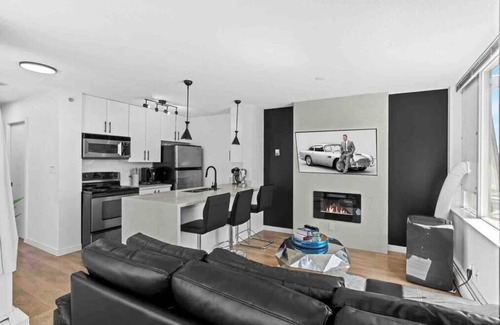 Crosstown Condominio | Modern & Comfy in Downtown ~ Views ~ Pool