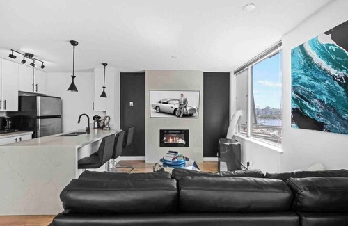 Crosstown Condominio | Modern & Comfy in Downtown ~ Views ~ Pool