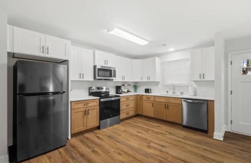 Taylors Casa | Modern & Comfy, Private Deck, 10 min to Greenville