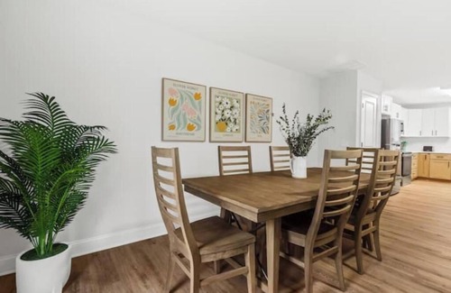 Taylors Casa | Modern & Comfy, Private Deck, 10 min to Greenville