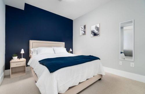 Wellington Place Casa | Modern Condo 1 BD 1BA with a Sofabed Downtown