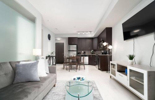 Wellington Place Casa | Modern Condo 1 BD 1BA with a Sofabed Downtown