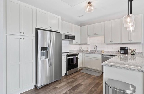 Fuquay-Varina Condominio | Modern condo - DT Fuquay - Free Parking - walk to restaurants, coffee, breweries