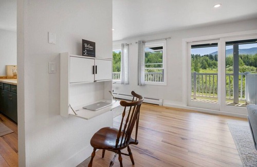 Stowe Condominio | Modern Condo Filled with Natural Sunlight