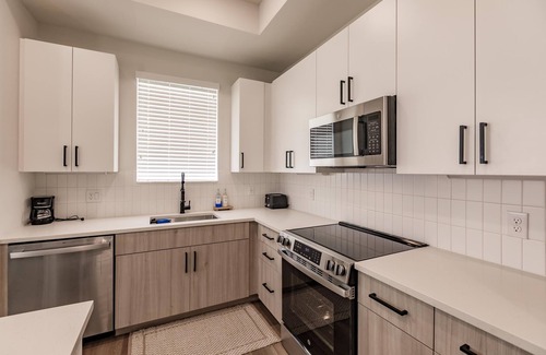 Downtown Historic District Apartamento | Modern Condo in Downtown River District with Pool, Gym, Hot Tub